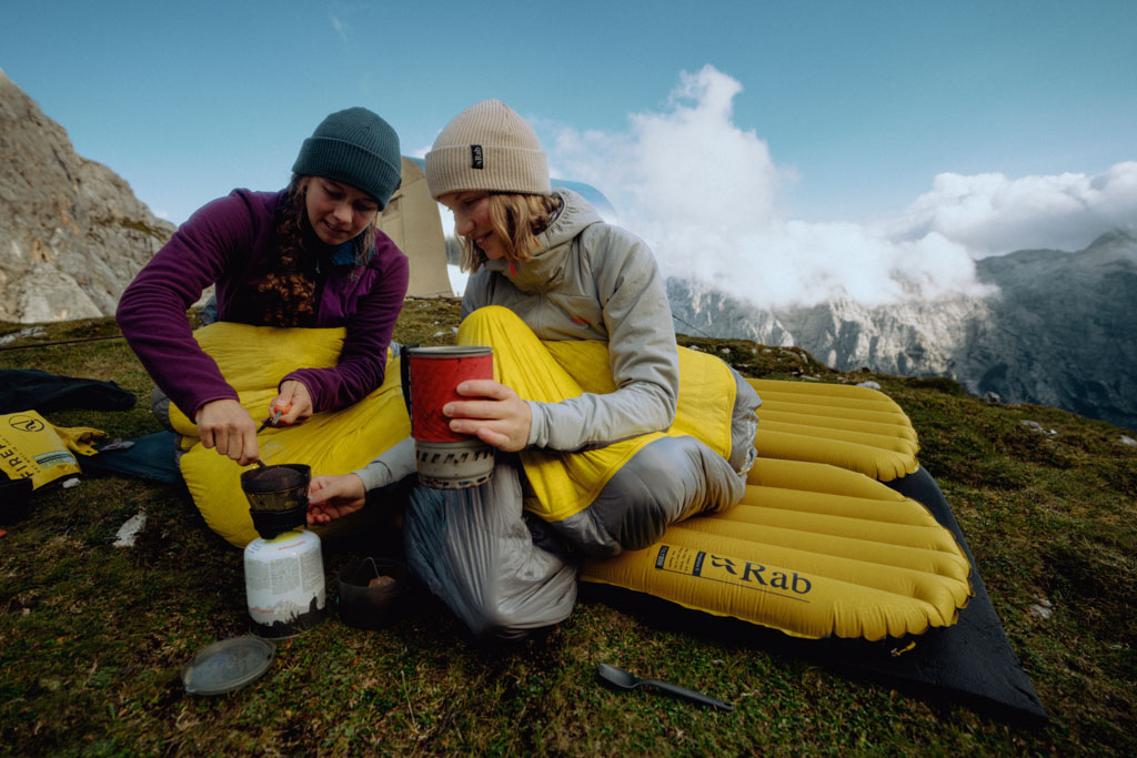 Nafukovaci karimatka Rab Ionosphere 5_Dark_Pollen (1)